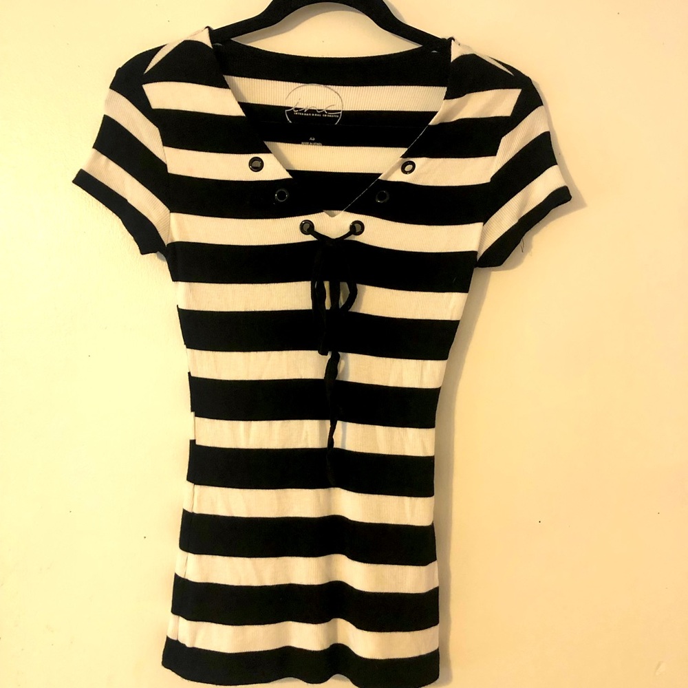 Sz XS striped grommeted tie front t shirt